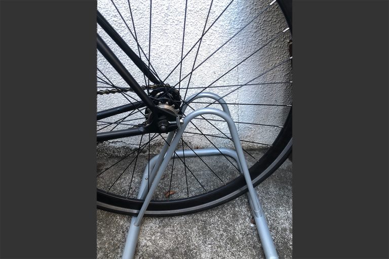 風が吹くたび自転車が倒れるので頑丈で手頃なスタンドを買ったら・・・